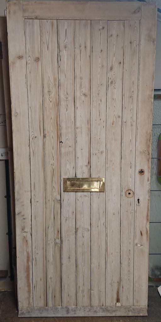 <p>Stripped Pine Ledge and Brace Door</p><p>90.5 cm x 202.5 cm